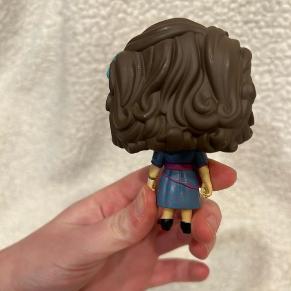 Funko POP! #717 Stranger Things Eleven at Snowball Dance - Picture 3 of 6